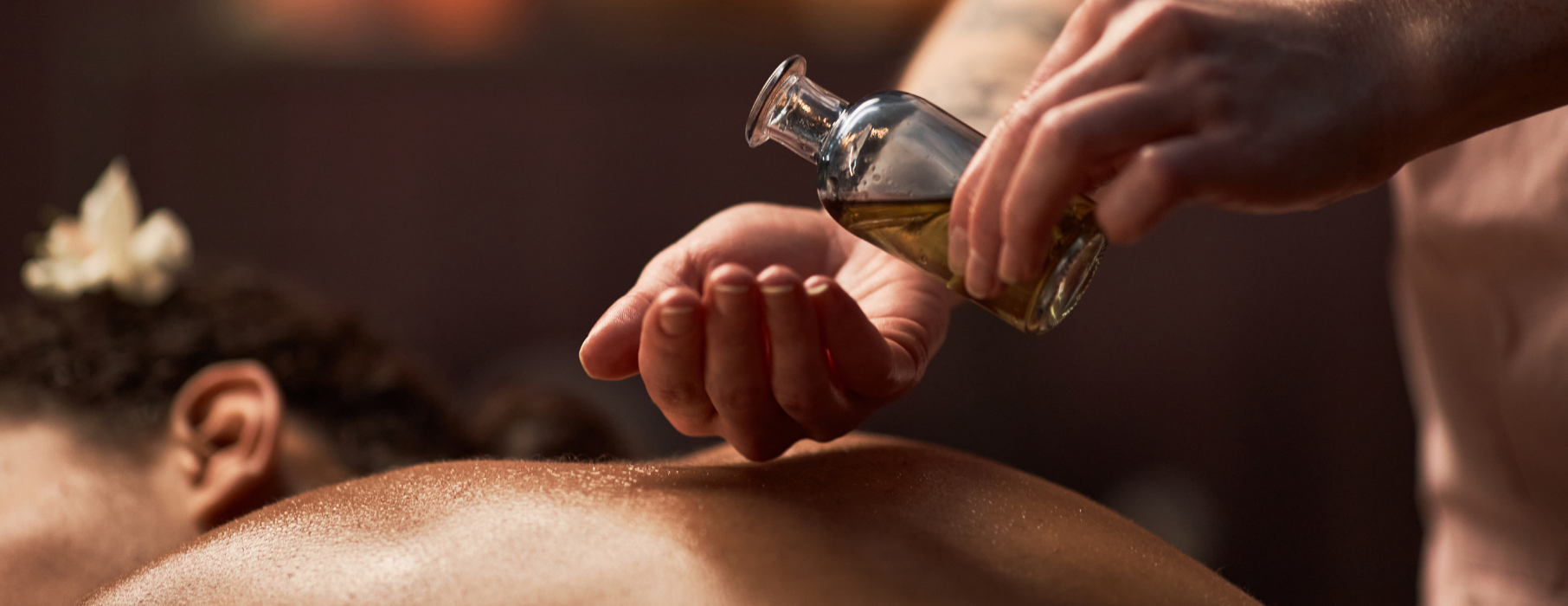 Massage du monde aux huiles